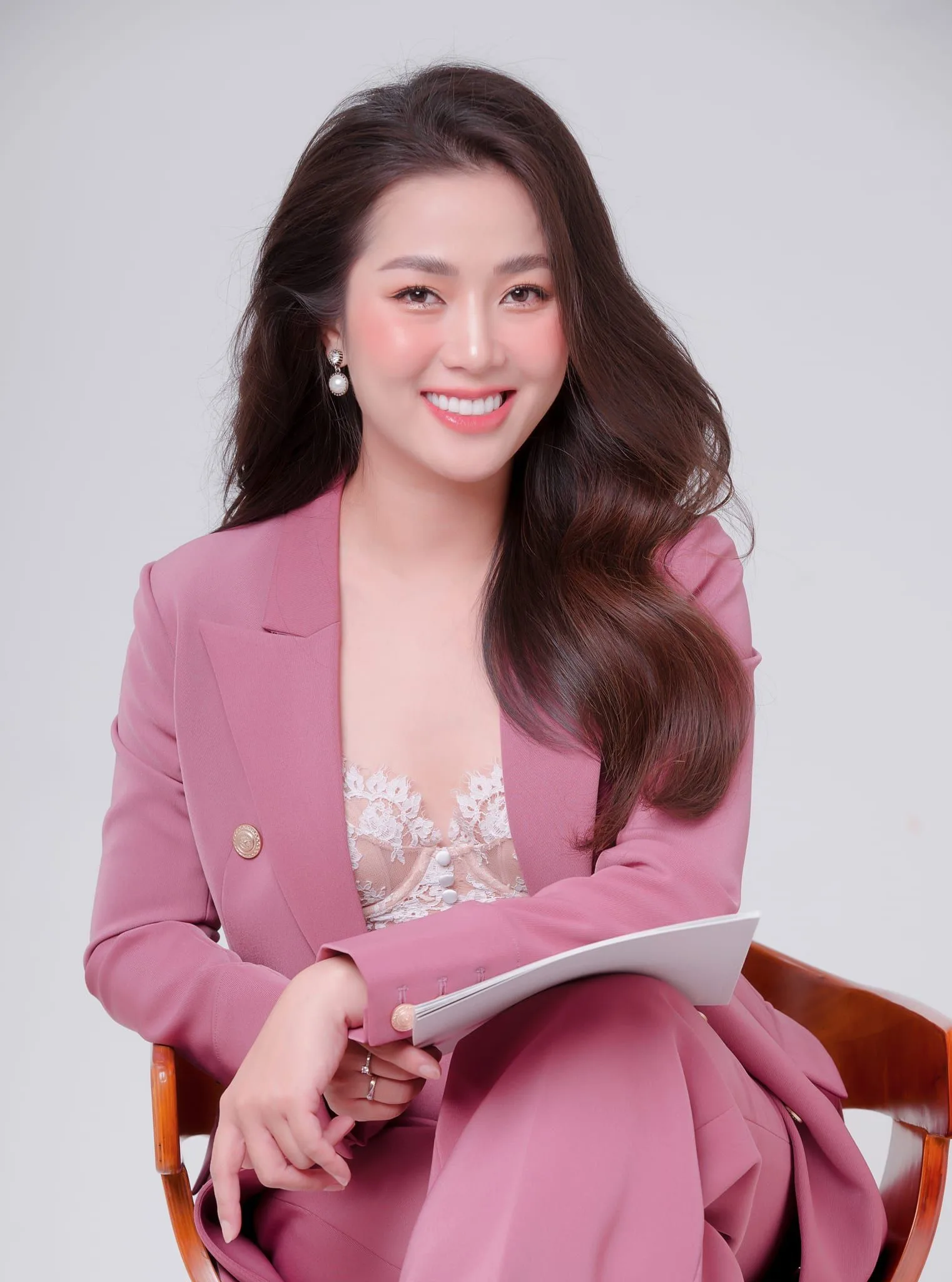 Trần Thủy Tiên đại diện cho trang liên hệ Young Group